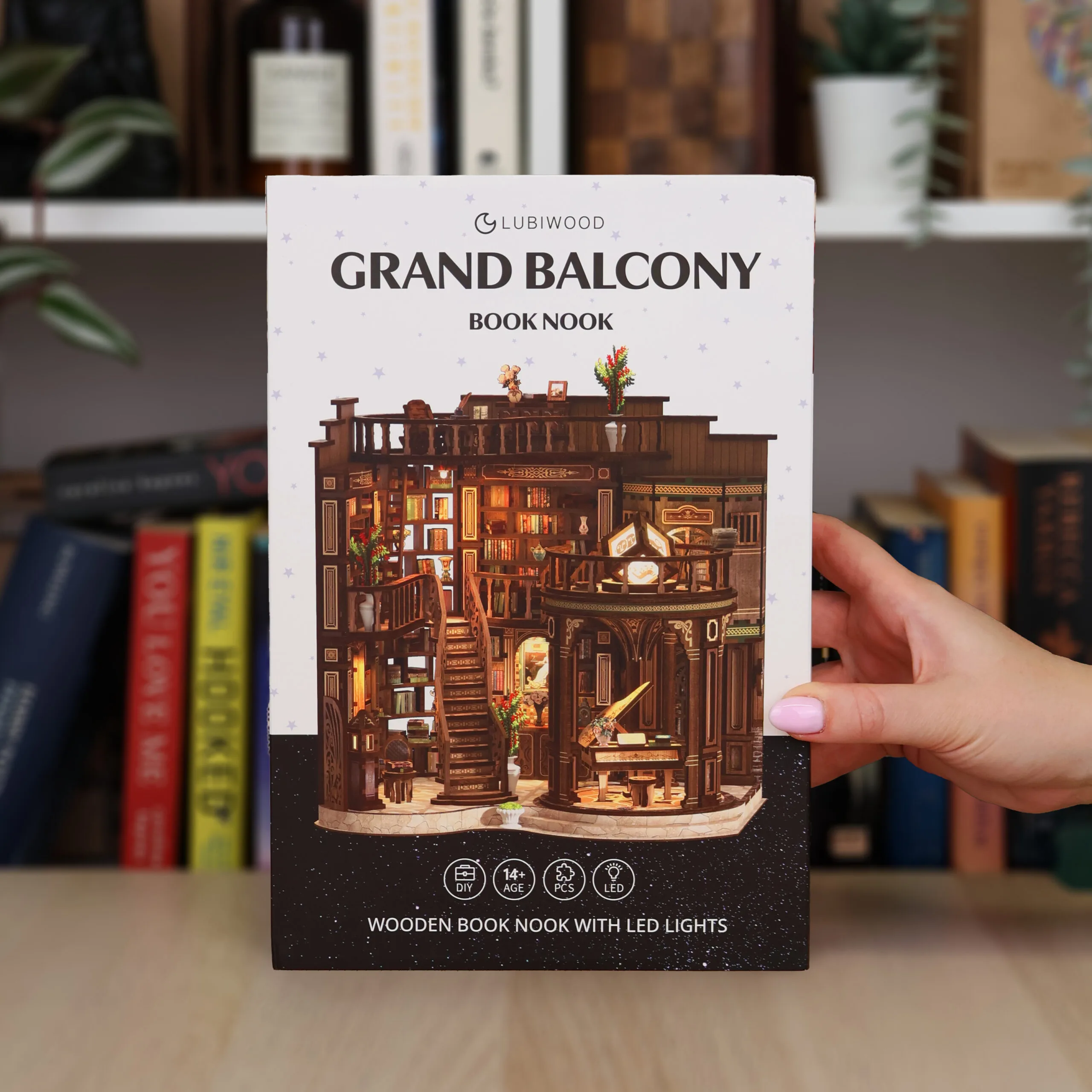 Grand Balcony Book Nook – Bild 11