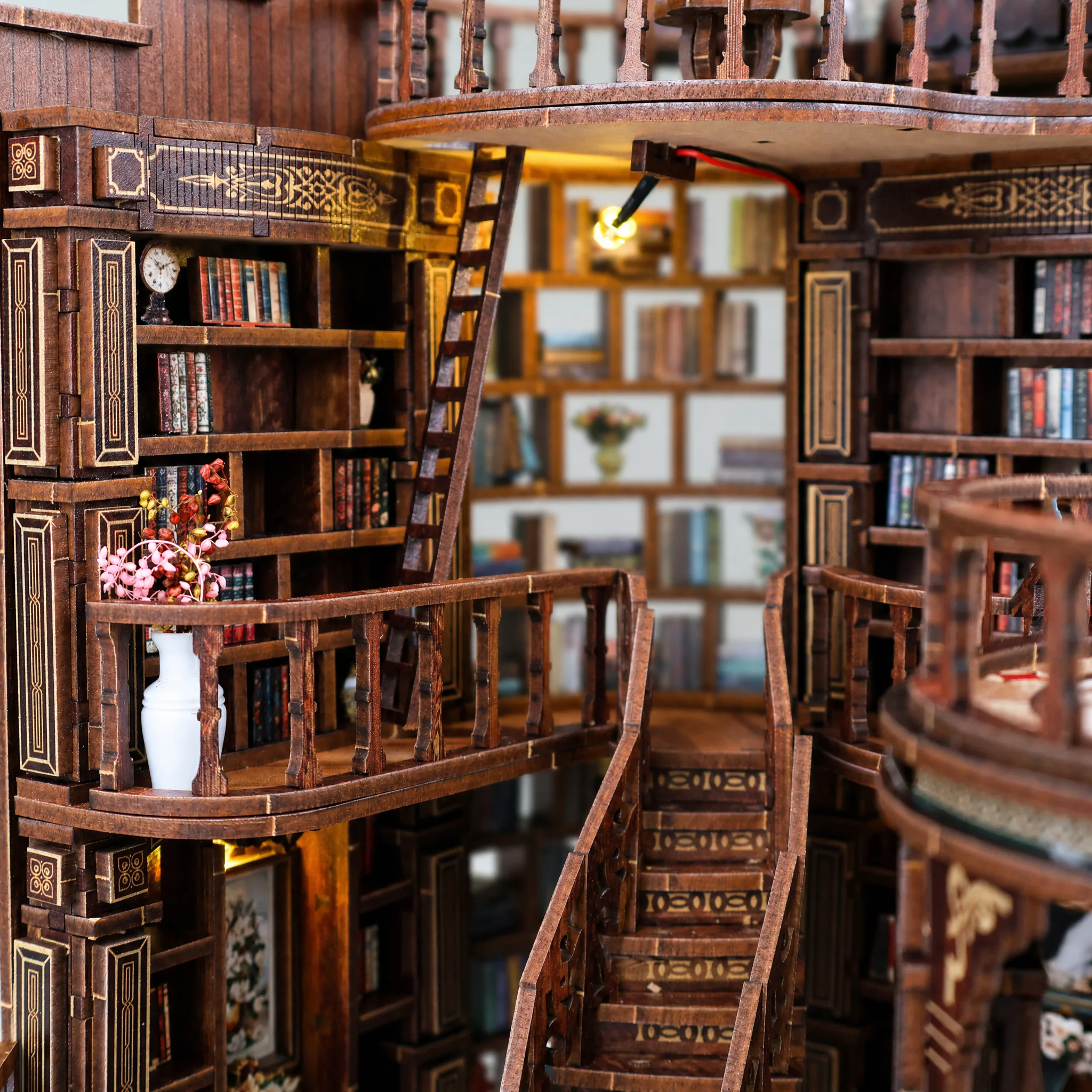 Grand Balcony Book Nook – Bild 7
